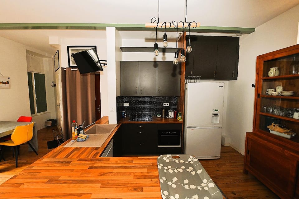 Dining area, oven, stove