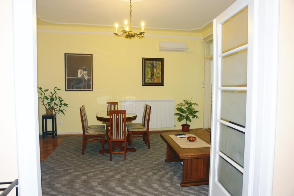 Living room, Seating area, Dining area, air conditioner