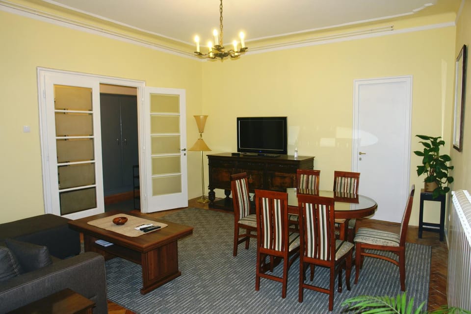 TV and multimedia, Living room, Seating area, Dining area