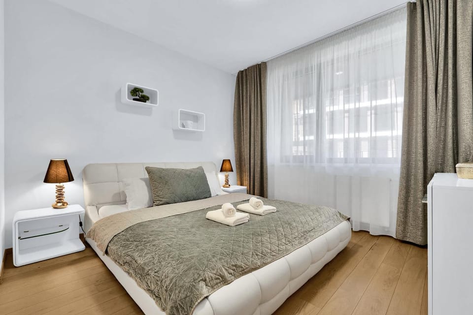 Bed, Photo of the whole room, Bedroom, towels