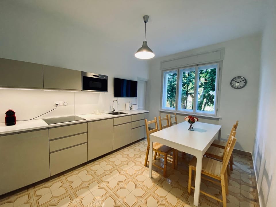 TV and multimedia, Kitchen or kitchenette, Dining area, minibar, stove