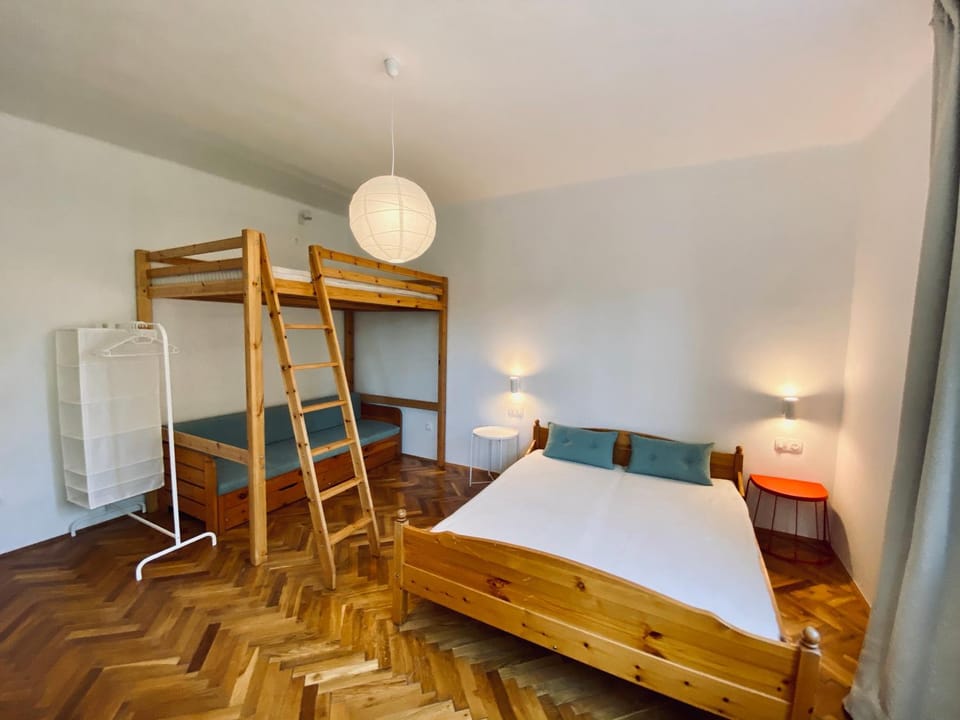 Bedroom, bunk bed