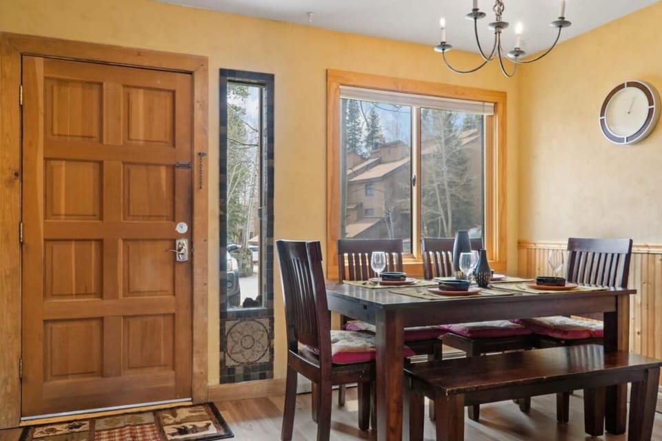 Cozy 2BR with Great Views Near Trails House in Wildernest