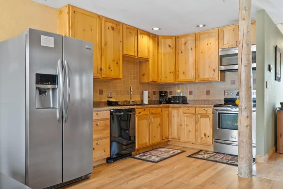 Cozy 2BR with Great Views Near Trails House in Wildernest