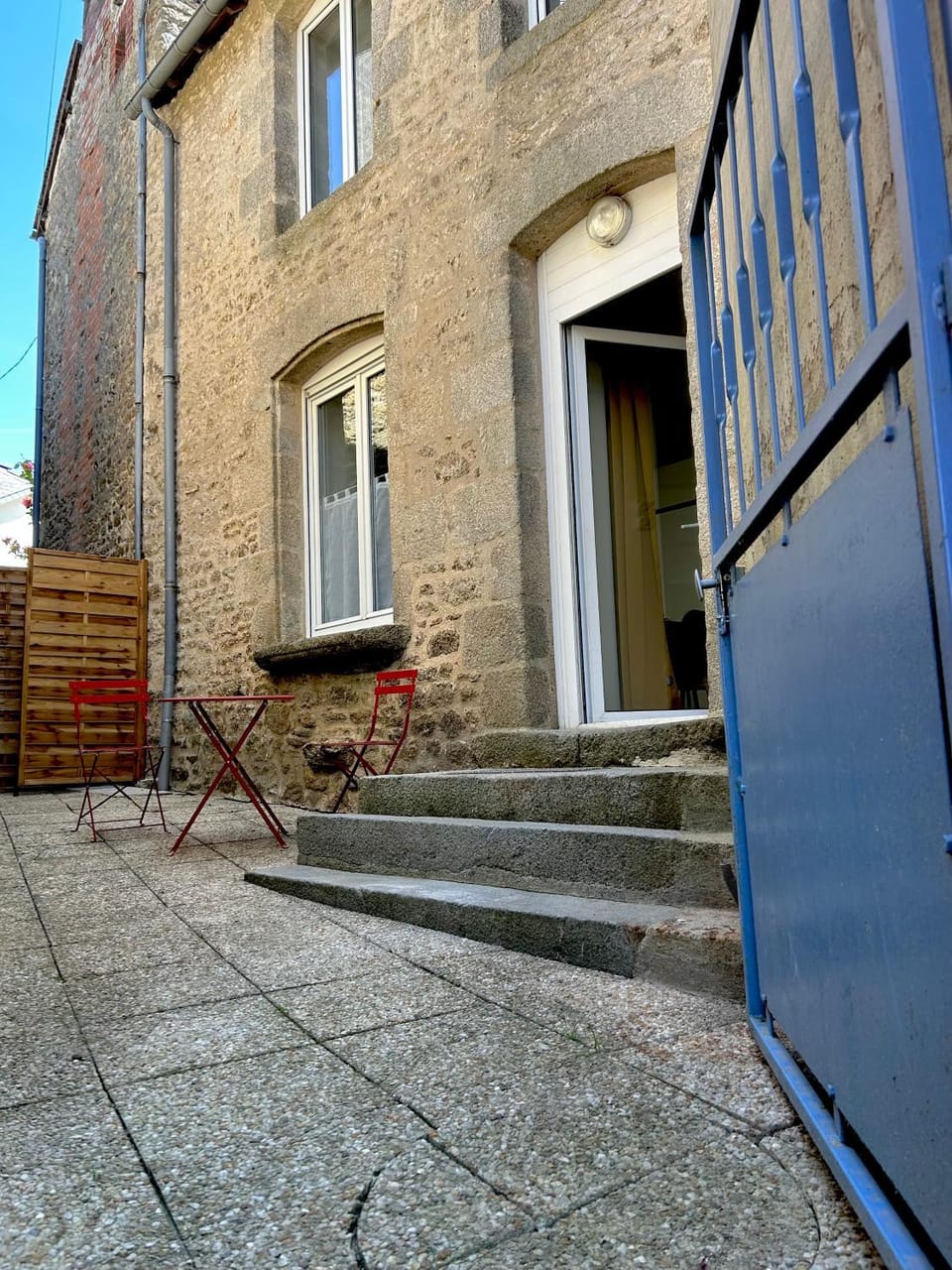 Facade/entrance, Balcony/Terrace