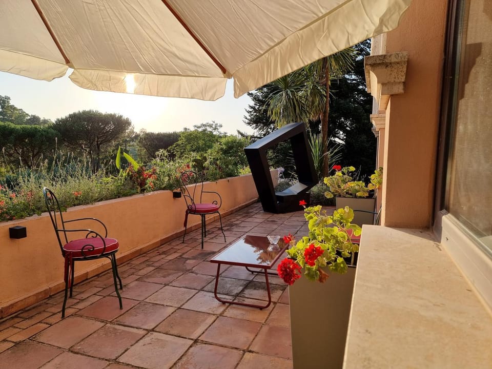 Facade/entrance, View (from property/room), Balcony/Terrace