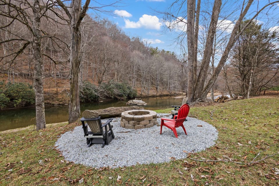 Grandmas Riverside Getaway House in Watauga