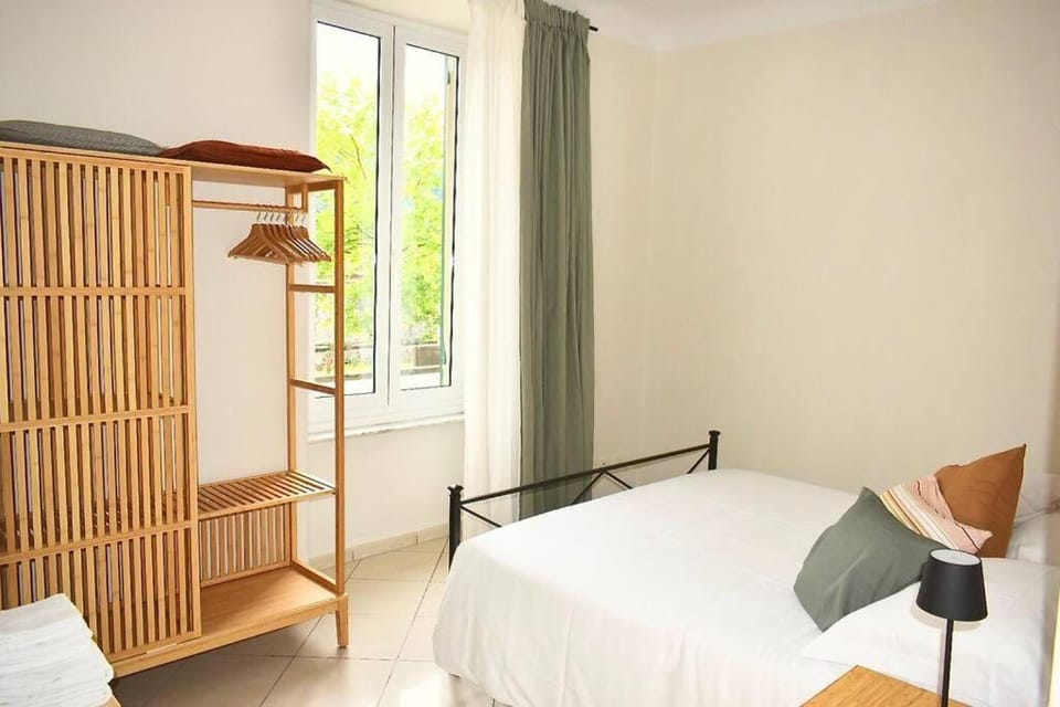 Photo of the whole room, Bedroom, wardrobe