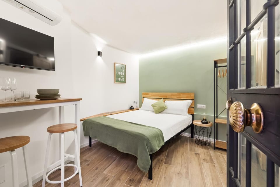 Bed, TV and multimedia, Photo of the whole room, Bedroom, wardrobe, air conditioner