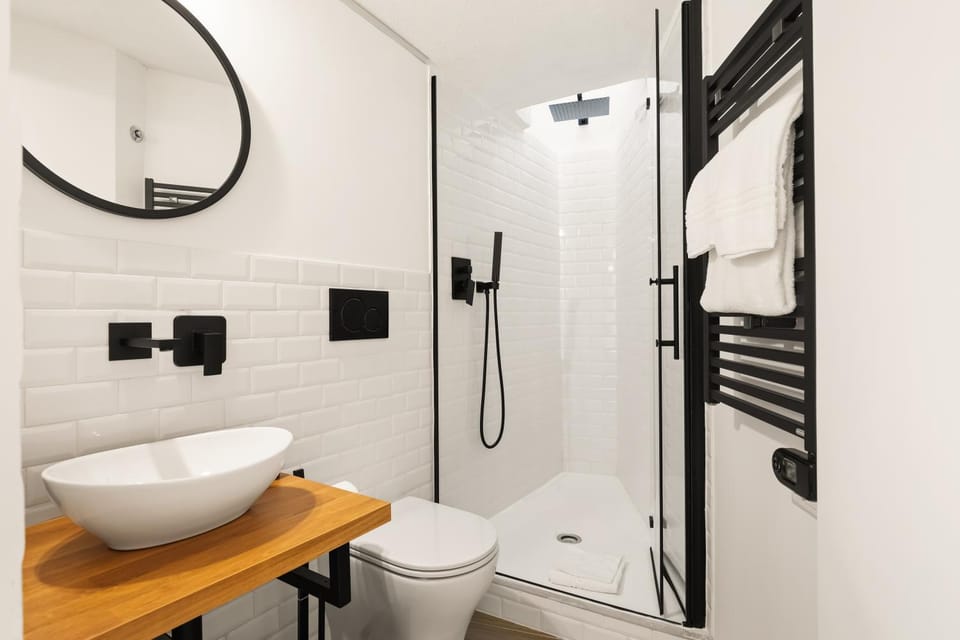 Shower, Toilet, Bathroom, towels