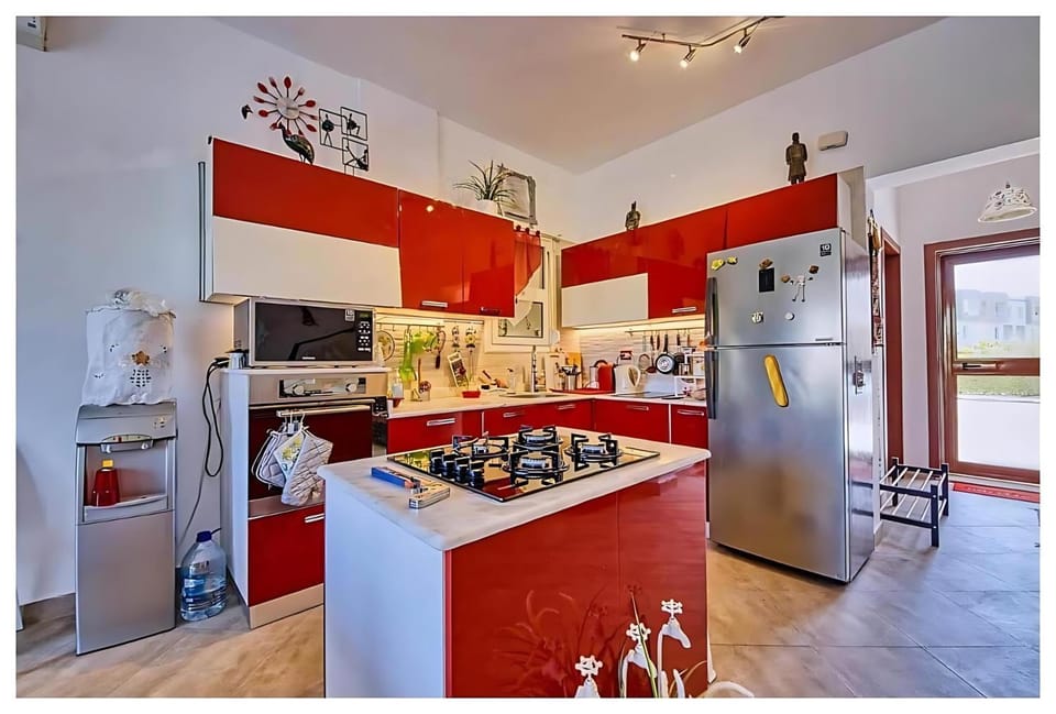 Coffee/tea facilities, Kitchen or kitchenette, dishwasher, microwave, minibar, oven, pet friendly, stove