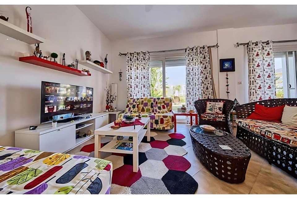 Communal lounge/ TV room, TV and multimedia, Living room, Seating area, Evening entertainment