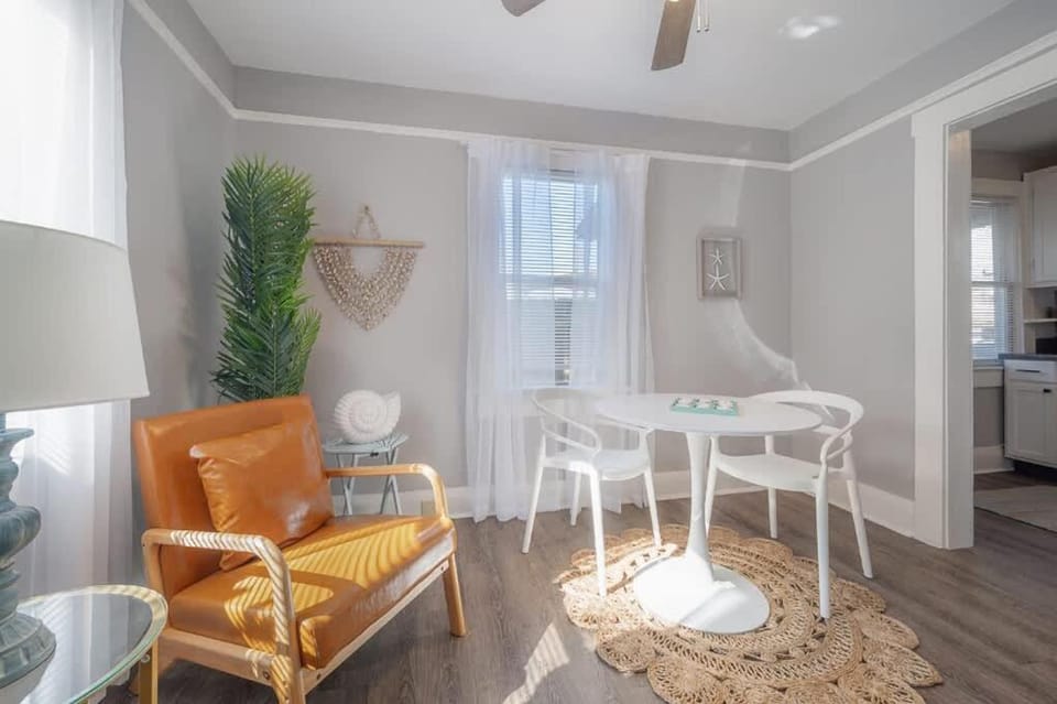 Seating area, Dining area