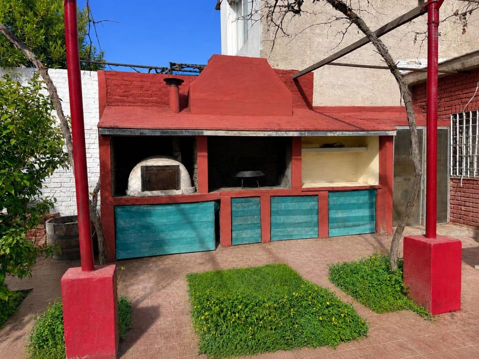 Casa Jade hogar familiar con jardín y parrilla House in Godoy Cruz