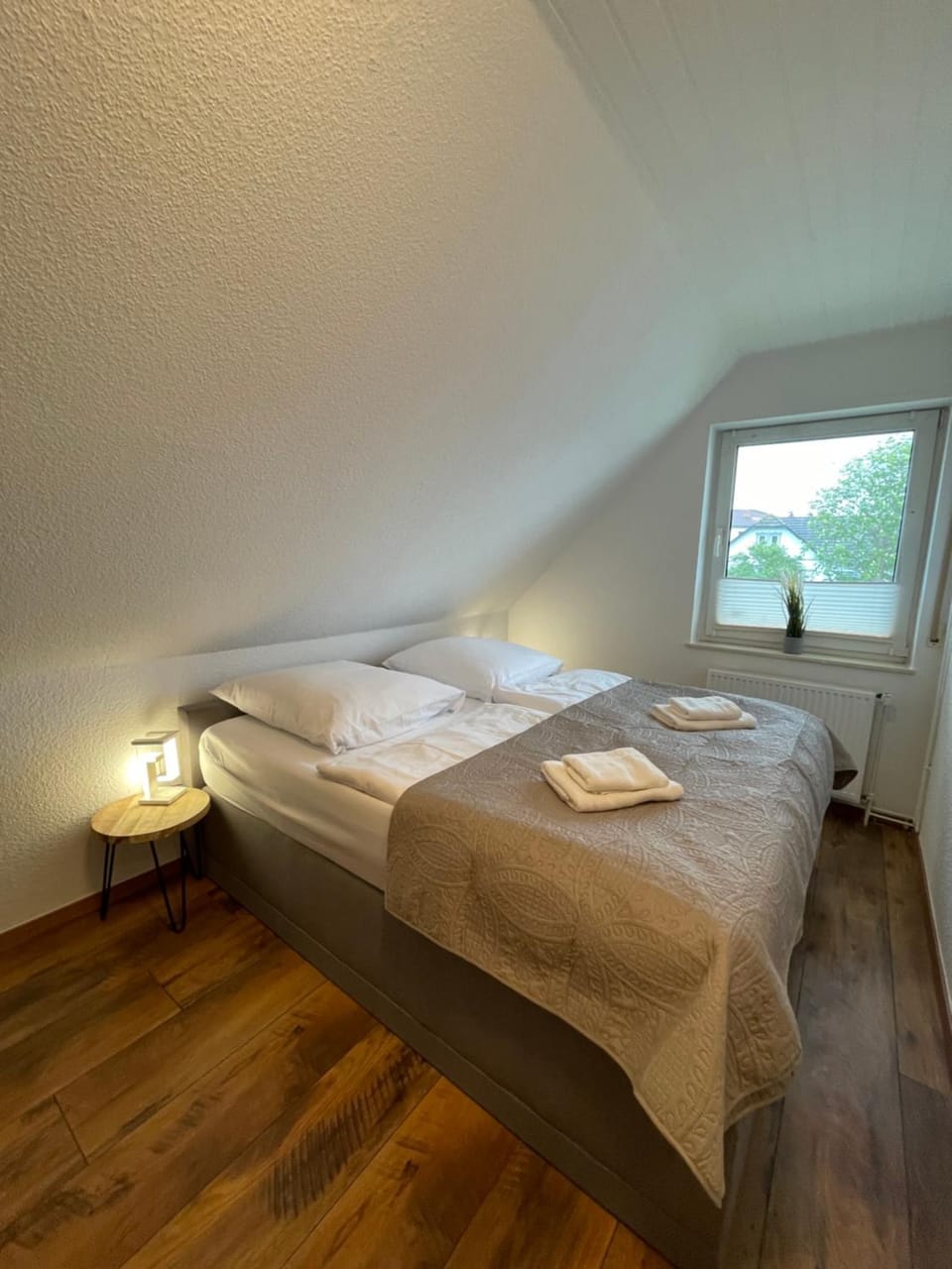 Bed, Photo of the whole room, Bedroom, towels
