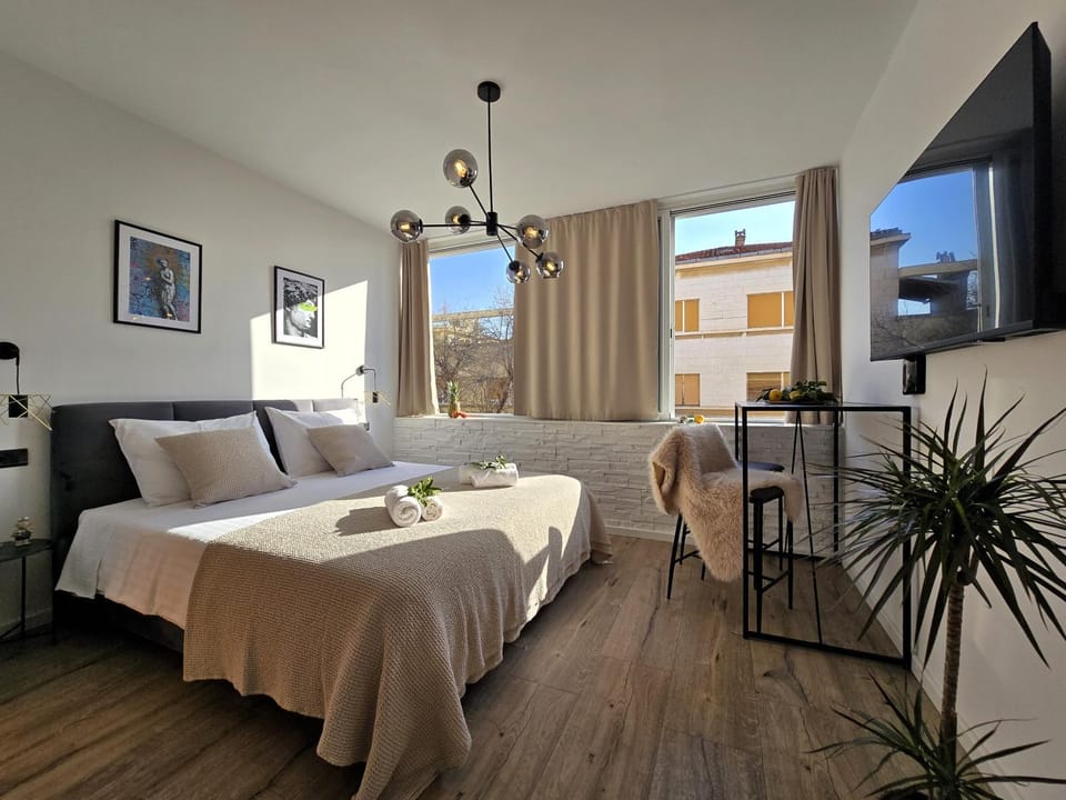 Bed, TV and multimedia, Seating area, Bedroom