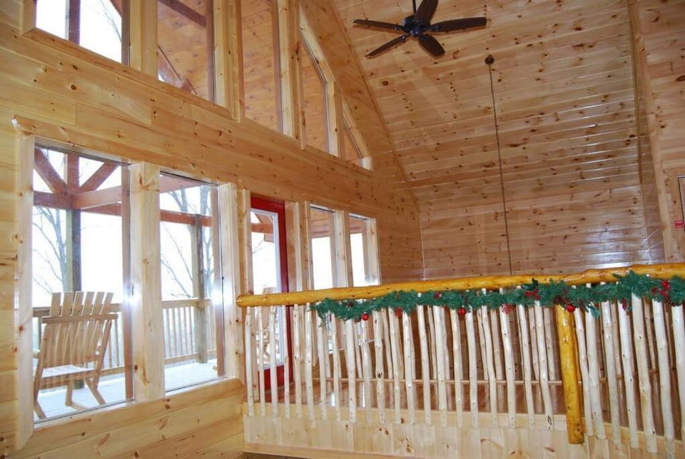 * *Luxury 4 Bdrms, Views, Theater, Arcade, Firepit House in Gatlinburg