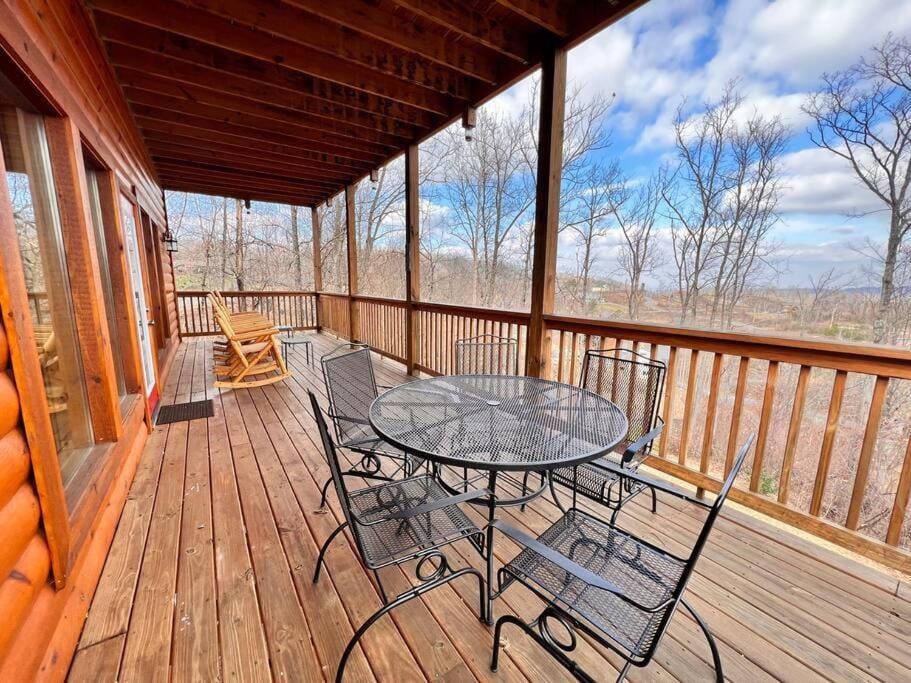 * *Luxury 4 Bdrms, Views, Theater, Arcade, Firepit House in Gatlinburg