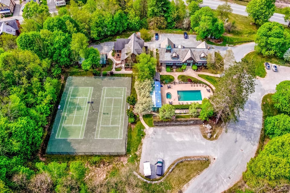 Castle Hill Resort Condo: 5 Mi to Slopes at Okemo! House in Proctorsville