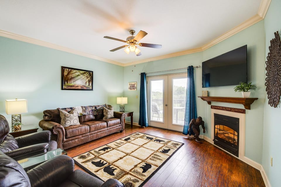 Steps to Parkway! Pigeon Forge Condo + Pool Access House in Pigeon Forge