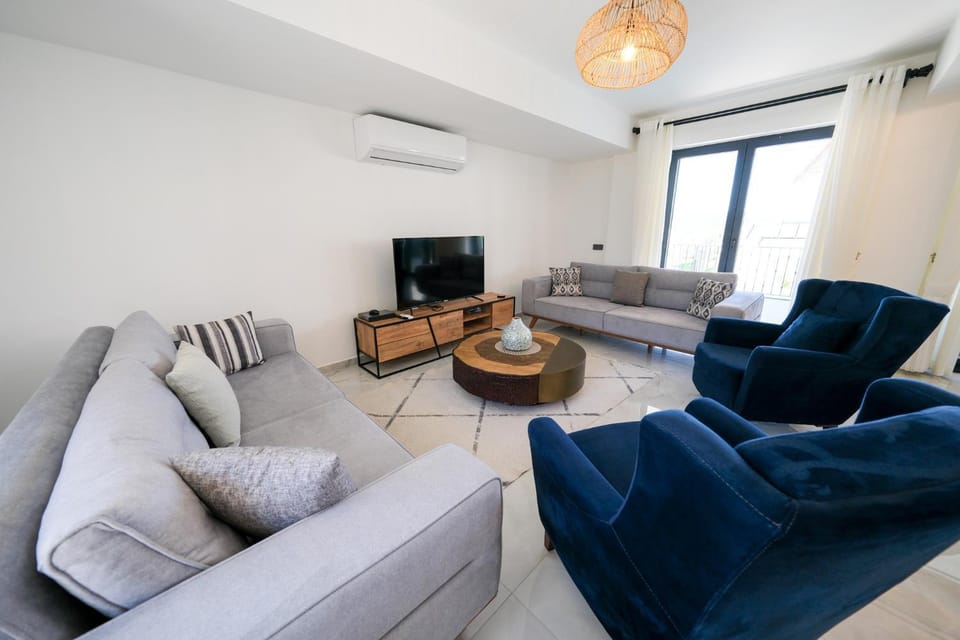 TV and multimedia, Living room, Seating area, Evening entertainment, air conditioner