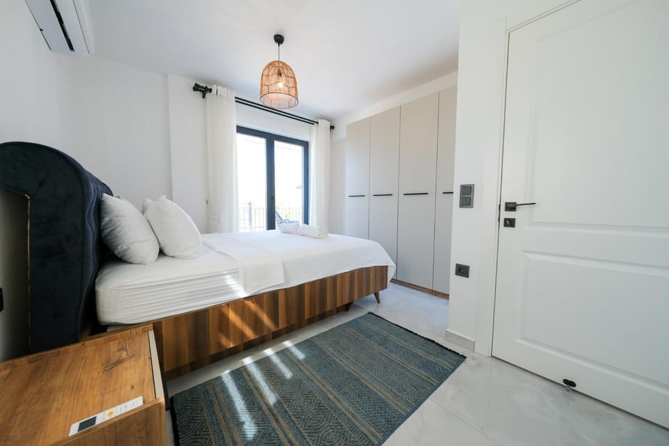 Bed, Living room, Photo of the whole room, Seating area, Bedroom, wardrobe