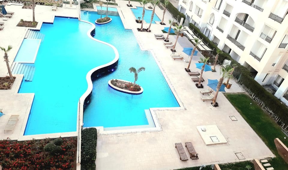 Property building, Patio, Day, Hot Tub, Swimming pool, Swimming pool