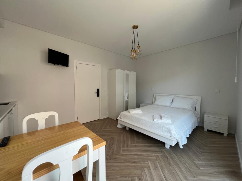 Bed, TV and multimedia, wardrobe
