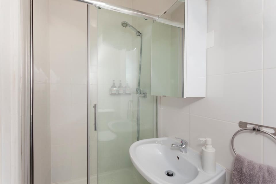 Shower, Bathroom, towels