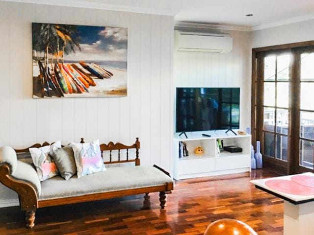 West End Luxury 5B3B Home w Parking and Home Pod Music System M9 House in Brisbane