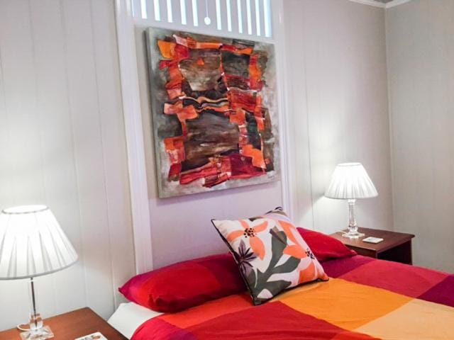 West End Luxury 5B3B Home w Parking and Home Pod Music System M9 House in Brisbane