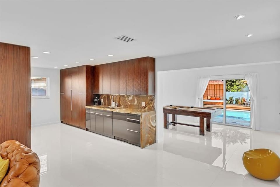 Luxury Hollywood Home, Heated Pool, Casino Nearby Villa in Hollywood