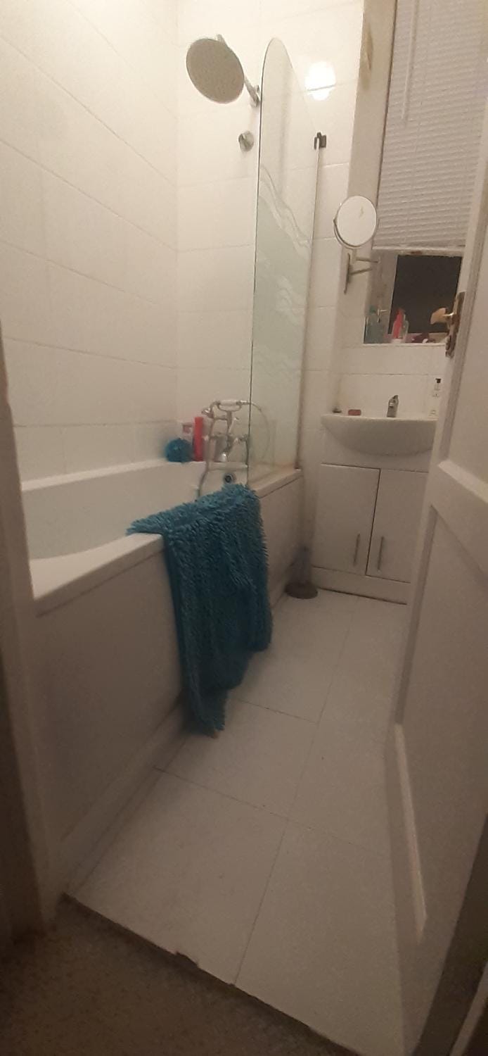 Double room close to portobello and westfield Vacation rental in London