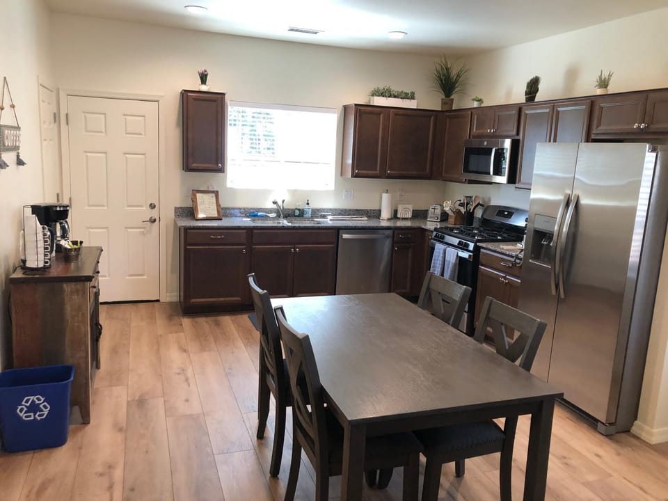 Coffee/tea facilities, Kitchen or kitchenette, Dining area
