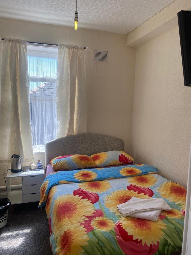 Bed, TV and multimedia, Photo of the whole room, Bedroom, towels