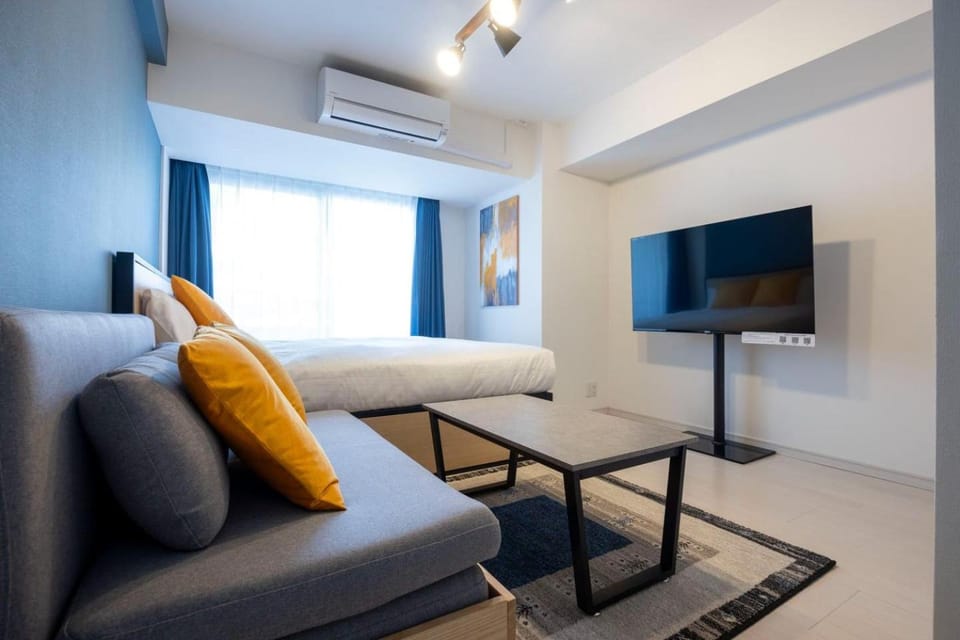 Bed, TV and multimedia, Living room, Photo of the whole room, Seating area, Bedroom, air conditioner