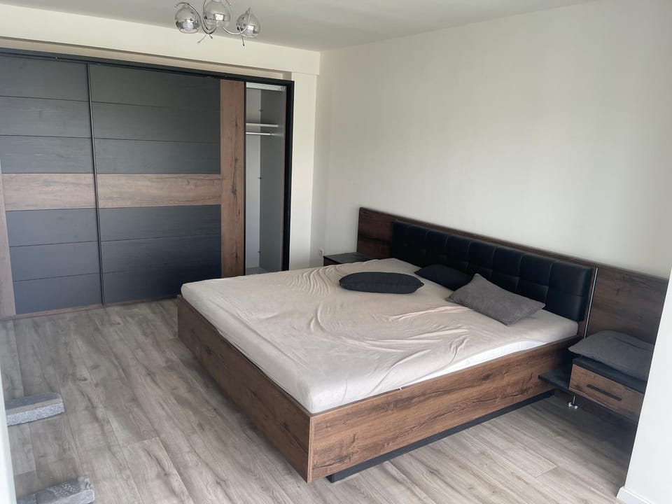 Photo of the whole room, Bedroom, wardrobe