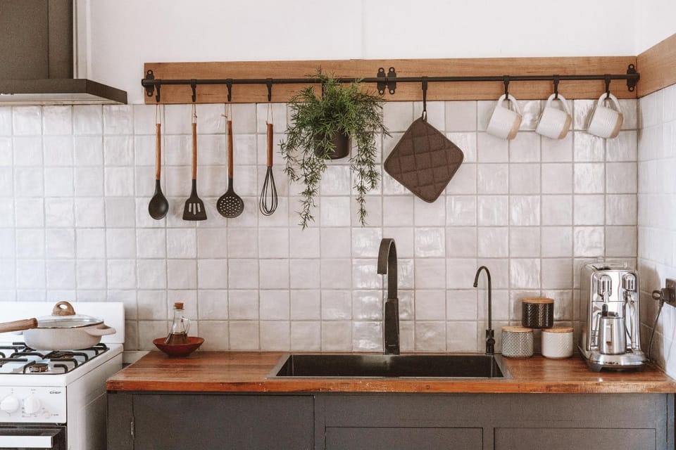 Coffee/tea facilities, Kitchen or kitchenette, stove