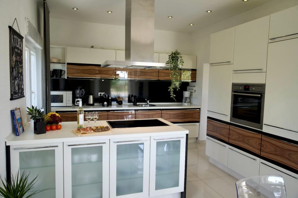 Coffee/tea facilities, Kitchen or kitchenette, dishwasher, minibar, pet friendly, stove, toaster, kitchen