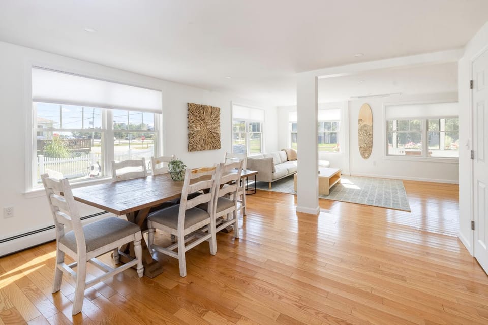 3BR Beach House, Walk to Sand & Sea House in Scarborough