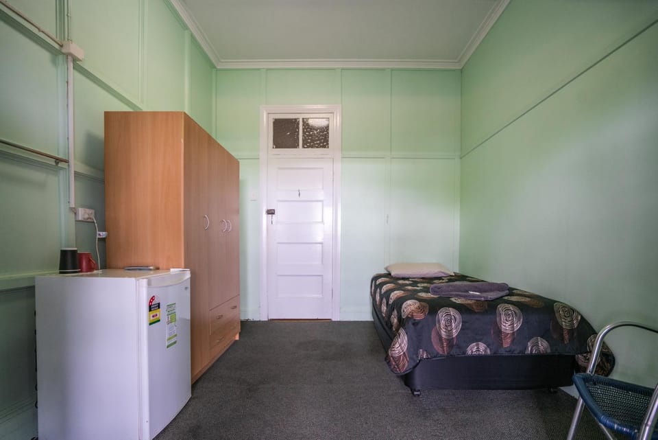 Photo of the whole room, Bedroom, wardrobe