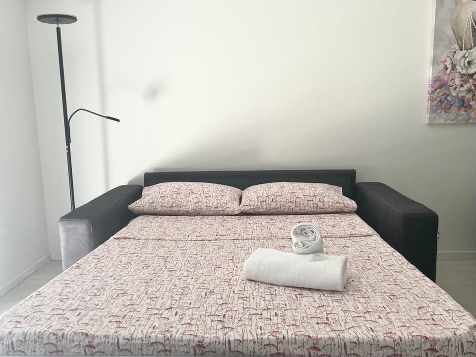 Bed, towels