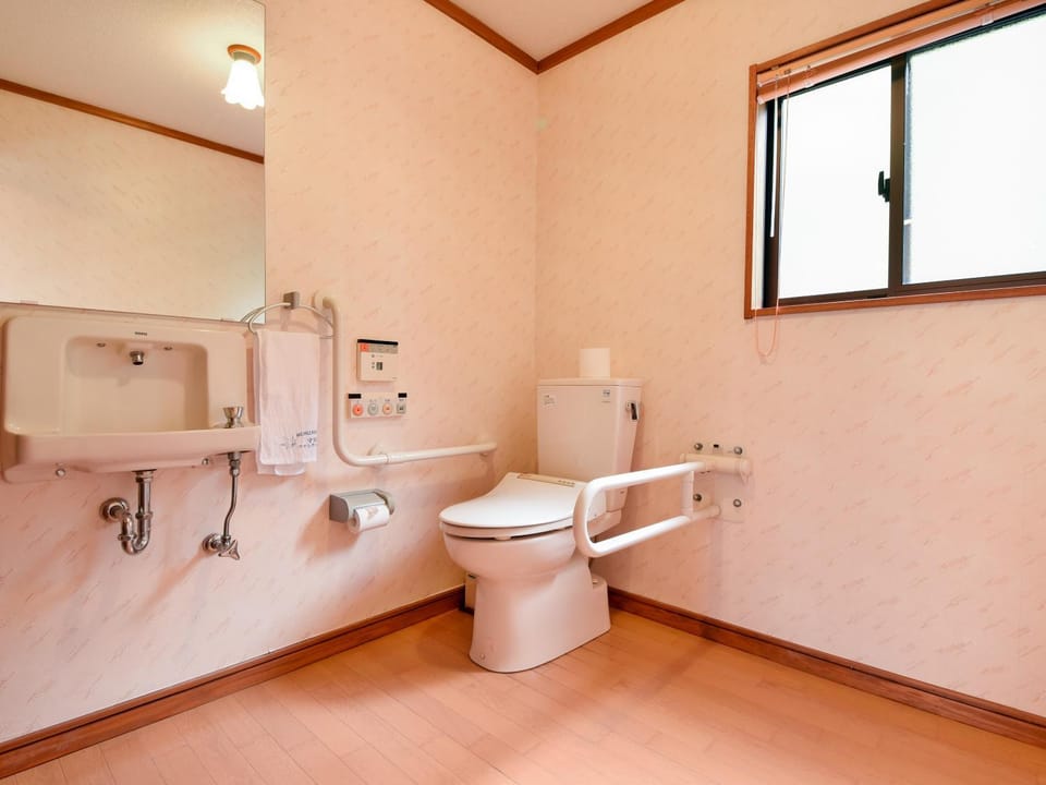 Toilet, Photo of the whole room