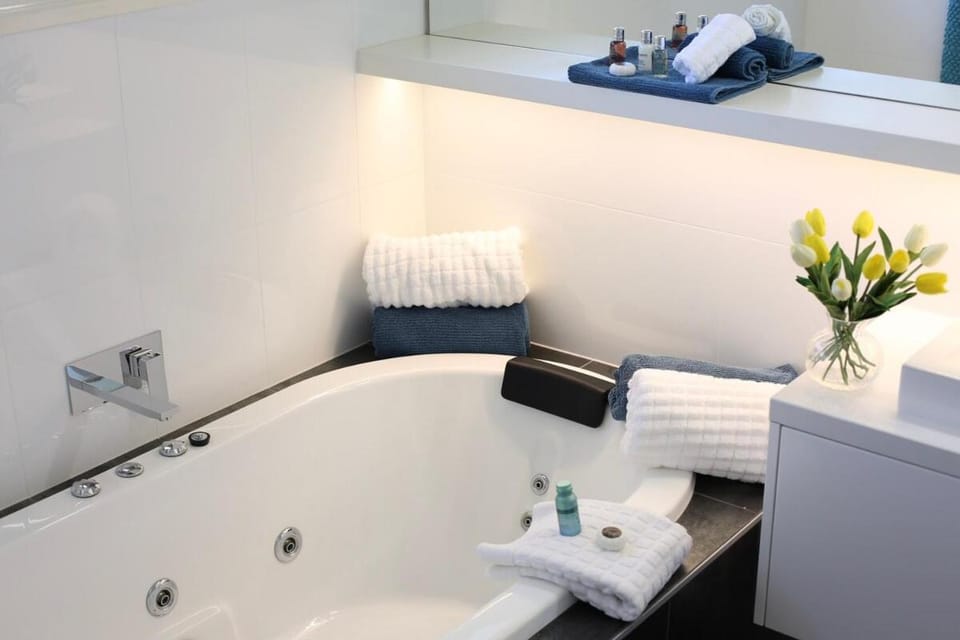 Driftwood - Luxury Spa Cottage for Two House in Cowes
