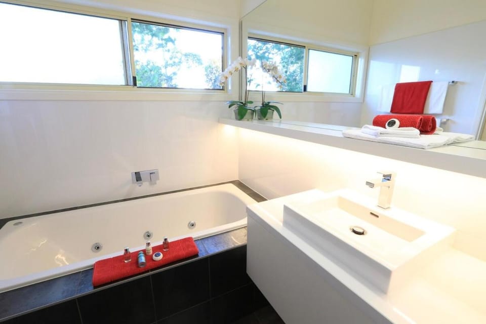 Inglenook Luxury Spa Cottage for Two House in Cowes