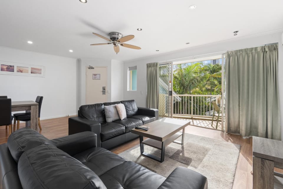 View (from property/room), Balcony/Terrace, Living room