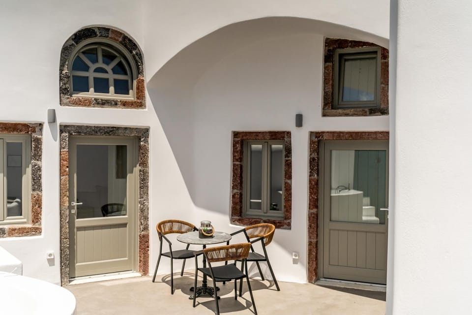 Property building, Patio, Day, Balcony/Terrace