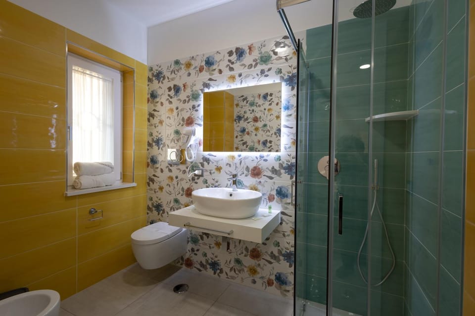 Shower, Toilet, Bathroom, bidet, towels