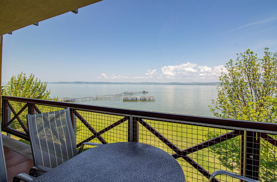 945 - A balatonőszödi Hullám Üdülőparkban panorámás apartmanban szállás Apartment in Balatonszárszó