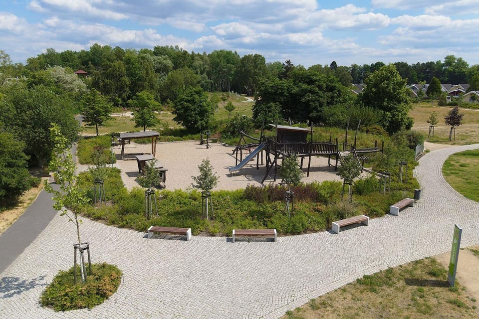 Day, Neighbourhood, Natural landscape, Children play ground